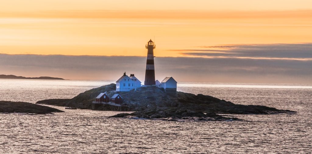 Norwegen - Insel mit Leuchtturm