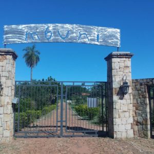 Eingang zur Straußenfarm Mbuni